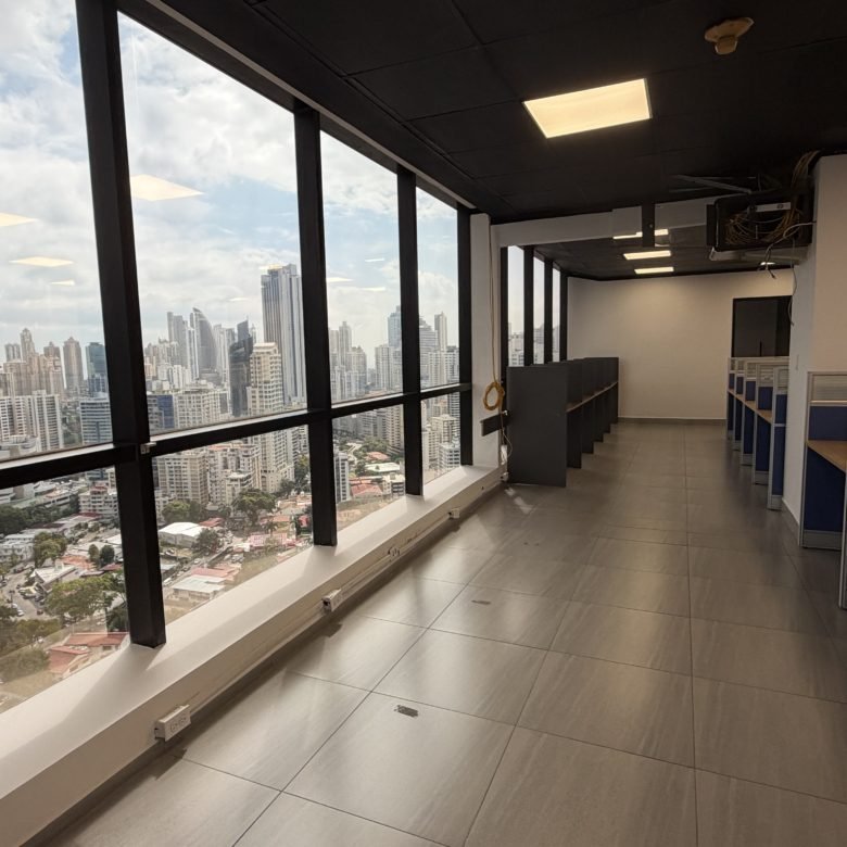Oficina Amoblada en Plaza Banco General, Calle 50, Incluye Electricidad y Mtto