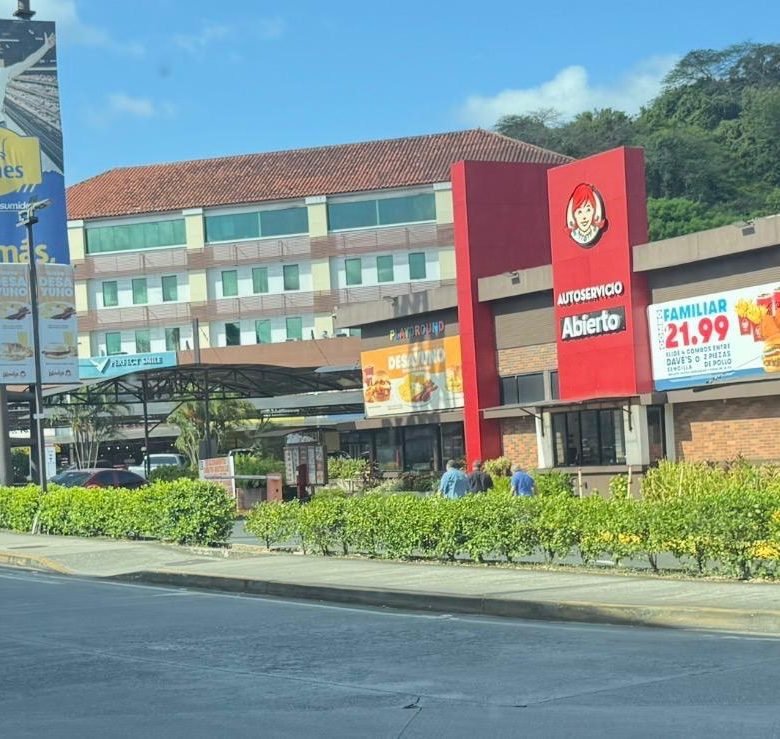 Local Comercial Planta Baja – en Plaza Comercial, Visible desde Calle