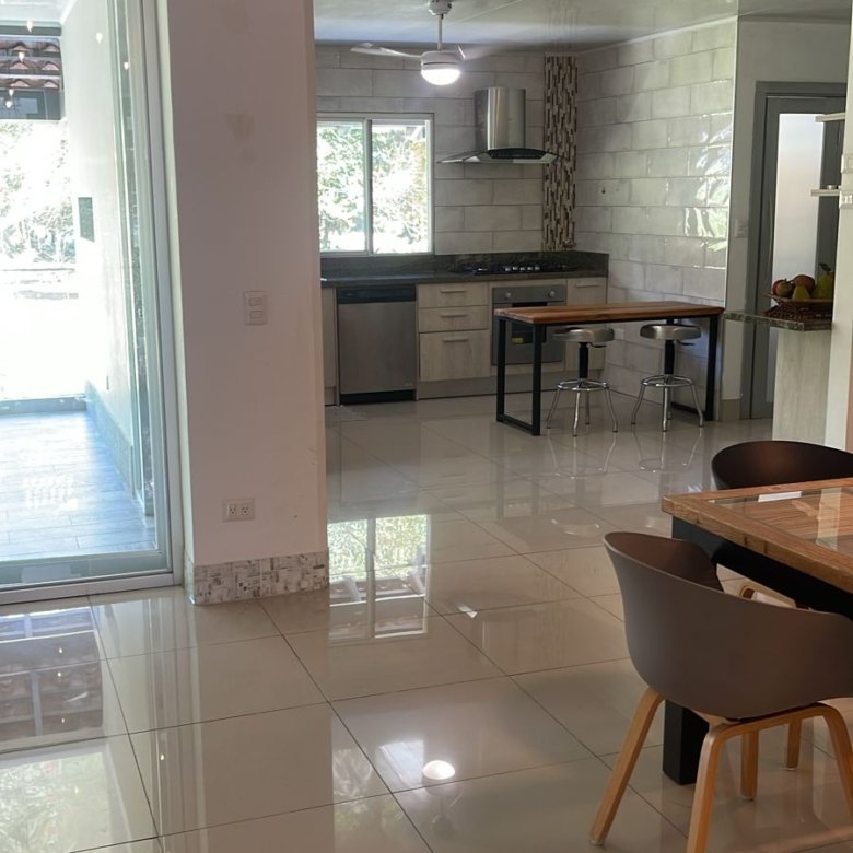 Clayton: Amoblada – Casa / Town – Home, de 7 Recámaras, 2 Terrazas y Area Verde