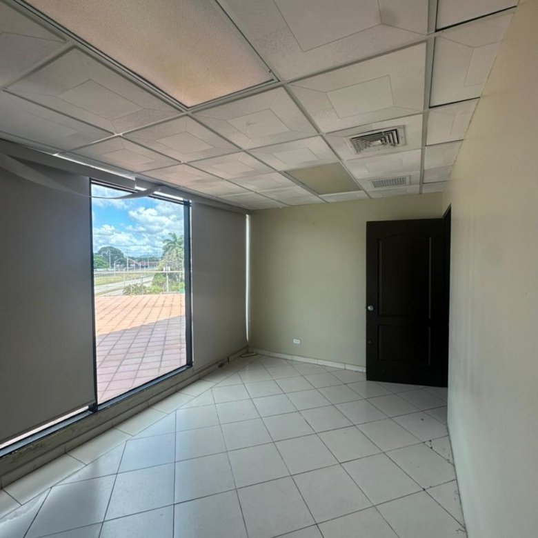 Albrook: Oficina Comercial con ventanales, en Plaza con Servicios de Comida