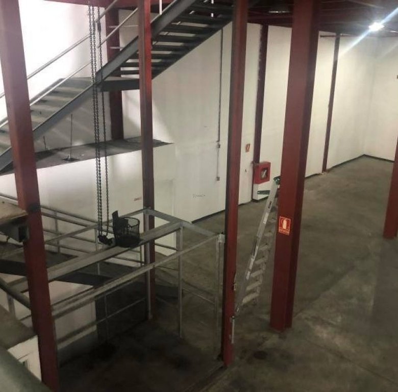 Bodega en Costa del Este: 1800m2, con Rampa / Andén de Carga, 7mts altura