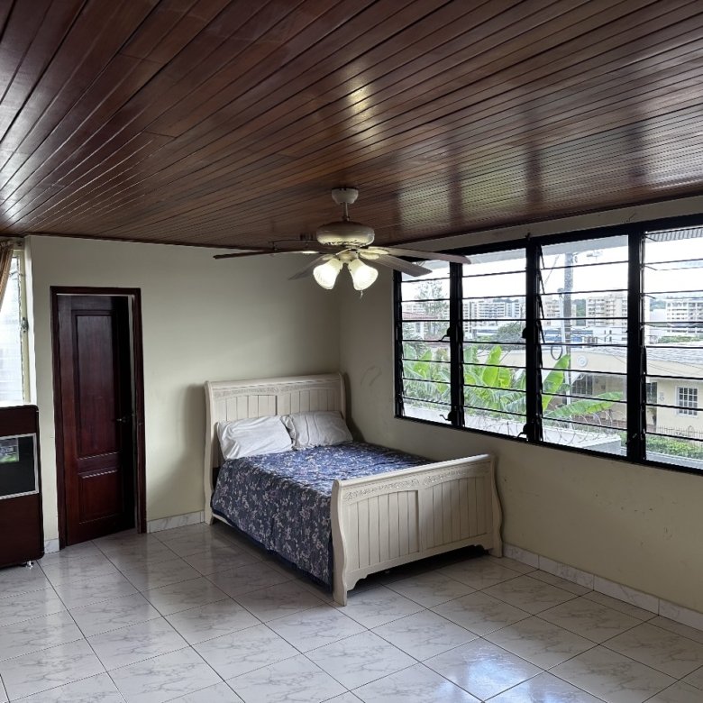 Amplia Casa con Piscina, de 4 recámaras en Sector de Excelente Altura y Nivel: Betania – Altos del Dorado