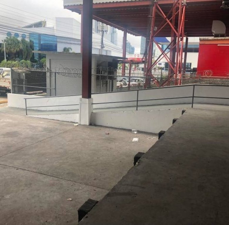 Bodega en Costa del Este: 1800m2, con Rampa / Andén de Carga, 7mts altura