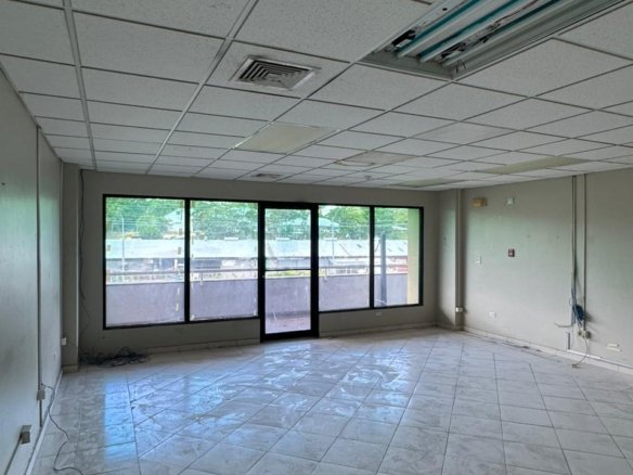 Albrook: Oficina Comercial con ventanales, en Plaza con Servicios de Comida