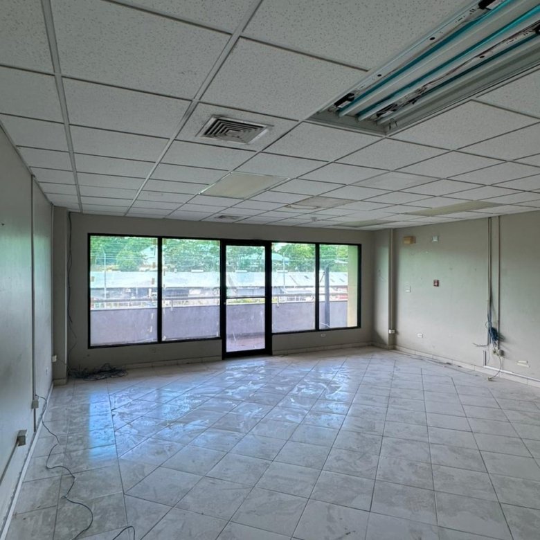 Albrook: Oficina Comercial con ventanales, en Plaza con Servicios de Comida