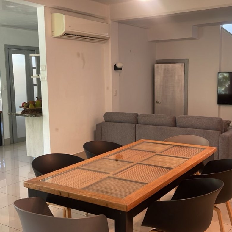 Clayton: Amoblada – Casa / Town – Home, de 7 Recámaras, 2 Terrazas y Area Verde