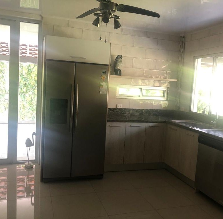 Clayton: Amoblada – Casa / Town – Home, de 7 Recámaras, 2 Terrazas y Area Verde