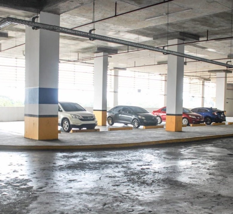 Los Andes Mall: Local Comercial dentro de Mall, con Acabados