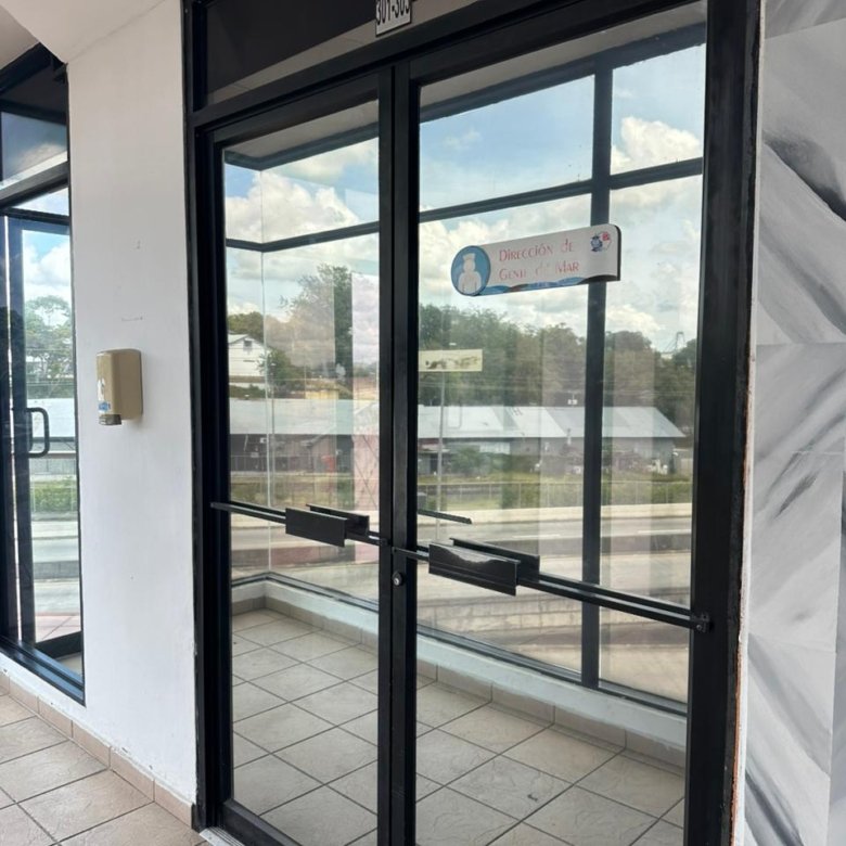 Albrook: Oficina Comercial con ventanales, en Plaza con Servicios de Comida