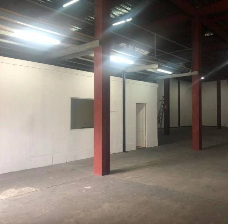 Bodega en Costa del Este: 1800m2, con Rampa / Andén de Carga, 7mts altura