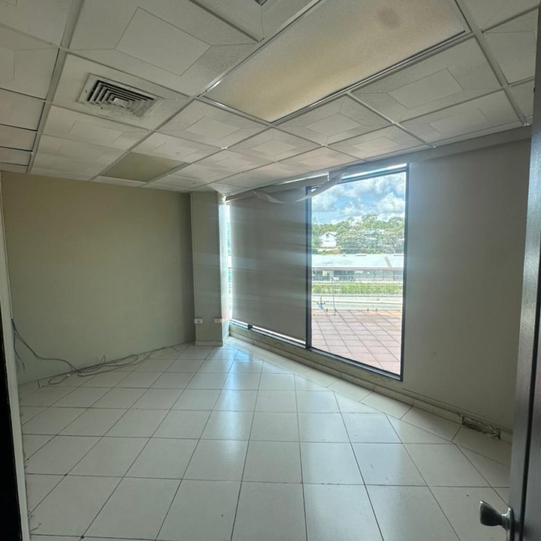 Albrook: Oficina Comercial con ventanales, en Plaza con Servicios de Comida