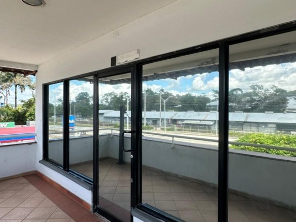Albrook: Oficina Comercial con ventanales, en Plaza con Servicios de Comida
