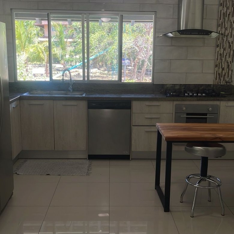 Clayton: Amoblada – Casa / Town – Home, de 7 Recámaras, 2 Terrazas y Area Verde