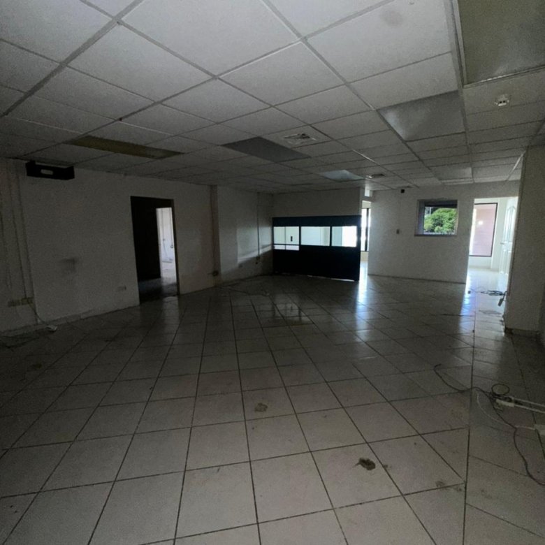 Albrook: Oficina Comercial con ventanales, en Plaza con Servicios de Comida