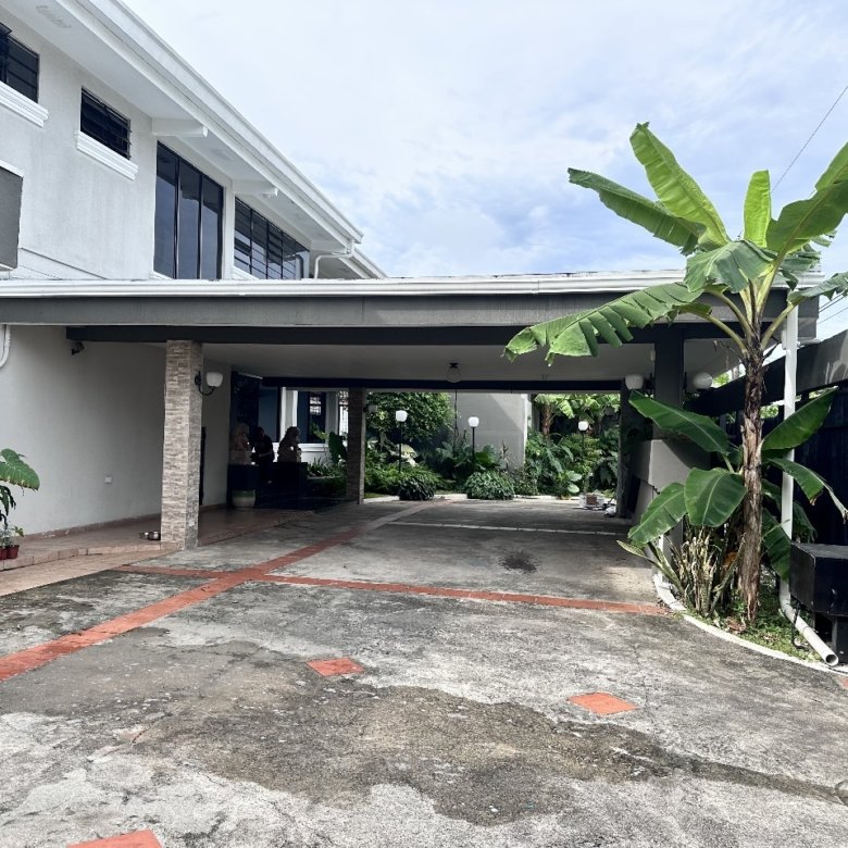 Amplia Casa con Piscina, de 4 recámaras en Sector de Excelente Altura y Nivel: Betania – Altos del Dorado
