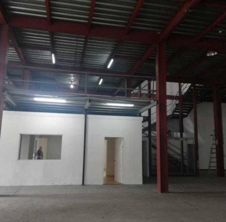Bodega en Costa del Este: 1800m2, con Rampa / Andén de Carga, 7mts altura