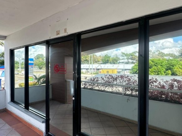 Albrook: Oficina Comercial con ventanales, en Plaza con Servicios de Comida