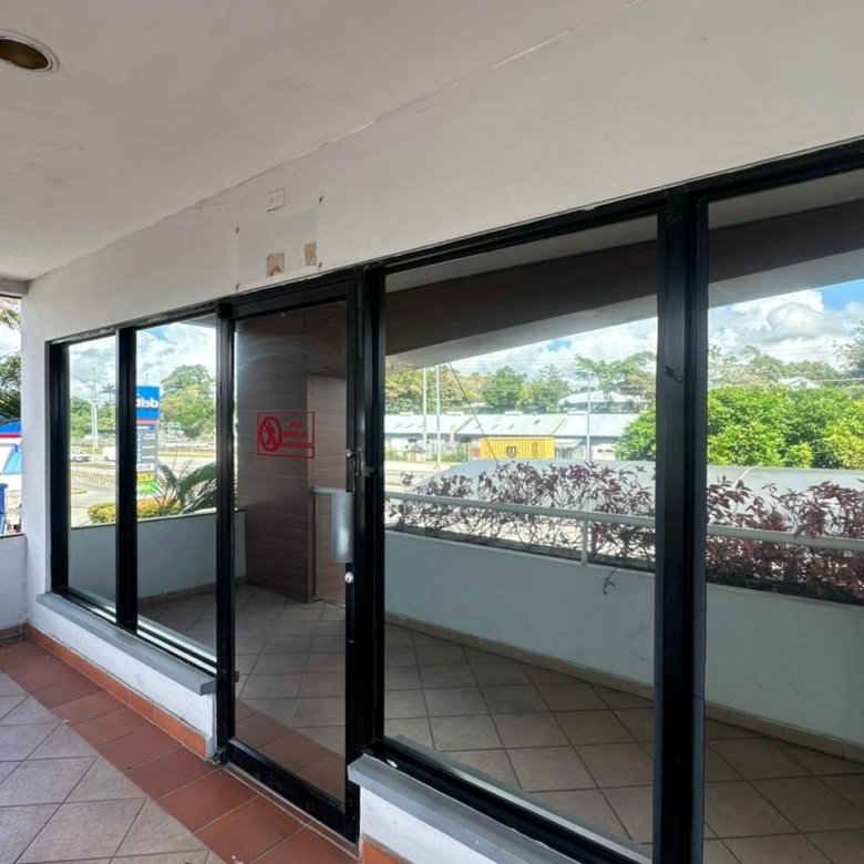 Albrook: Oficina Comercial con ventanales, en Plaza con Servicios de Comida