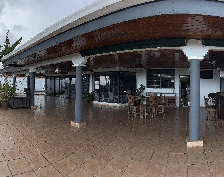 Amplia Casa con Piscina, de 4 recámaras en Sector de Excelente Altura y Nivel: Betania – Altos del Dorado