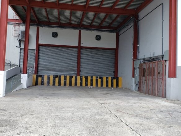 Bodega en Costa del Este: 1800m2, con Rampa / Andén de Carga, 7mts altura