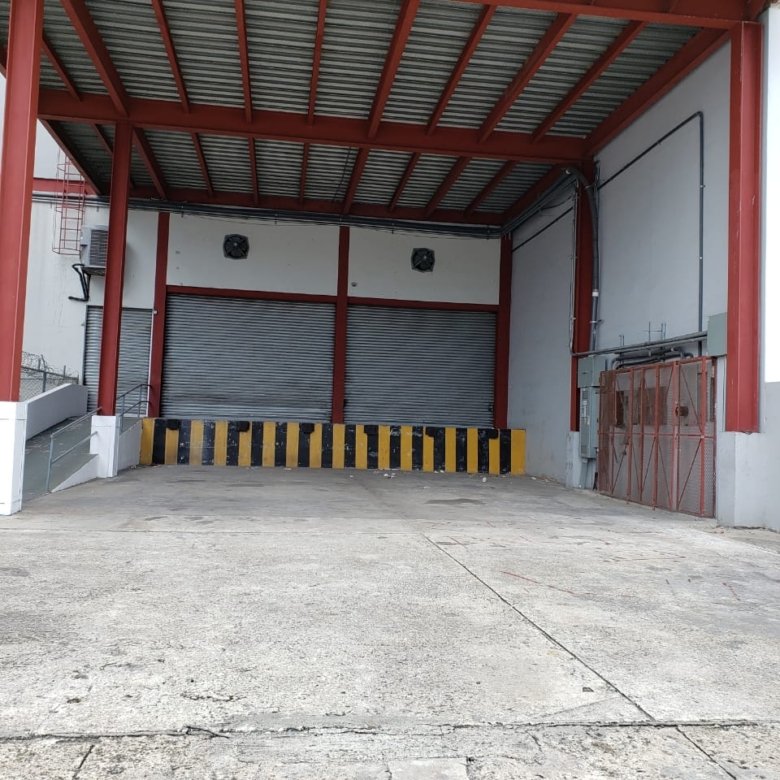 Bodega en Costa del Este: 1800m2, con Rampa / Andén de Carga, 7mts altura