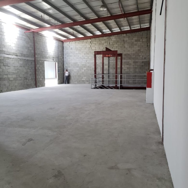 Bodega en Costa del Este: 1800m2, con Rampa / Andén de Carga, 7mts altura