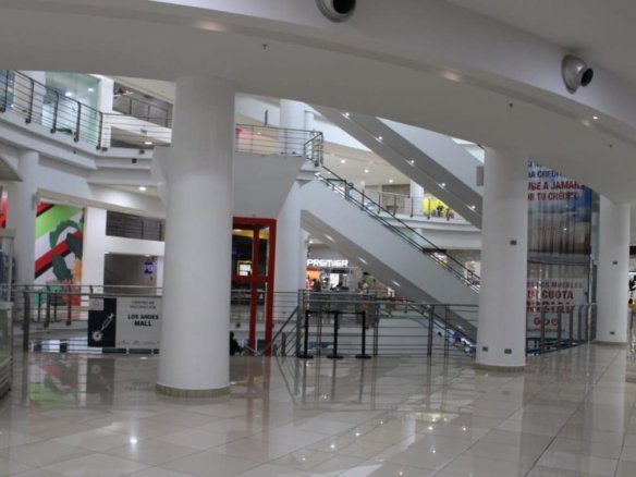 Los Andes Mall: Local Comercial dentro de Mall, con Acabados
