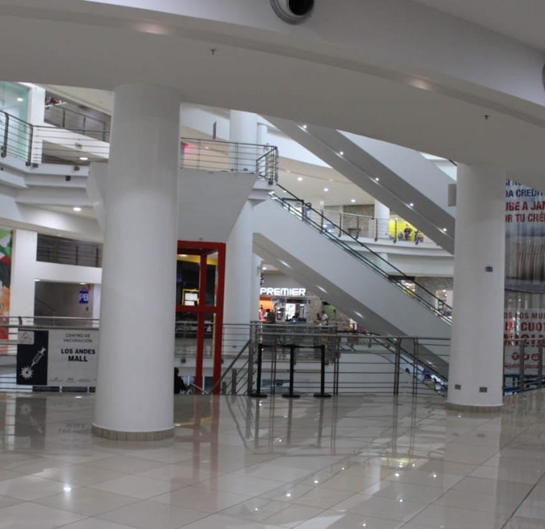 Los Andes Mall: Local Comercial dentro de Mall, con Acabados