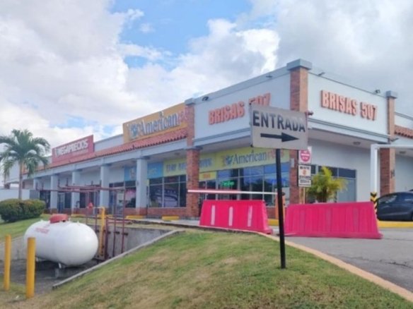 Brisas del Golf – Local Comercial de Planta Baja: En Plaza Comercial con estacionamientos