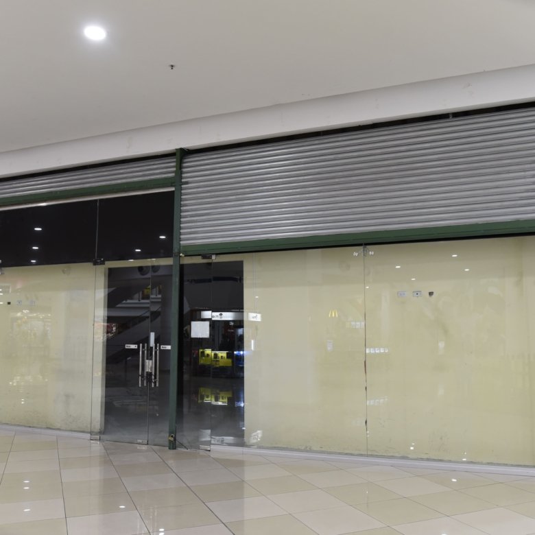 Los Andes Mall: Local Comercial dentro de Mall, con Acabados