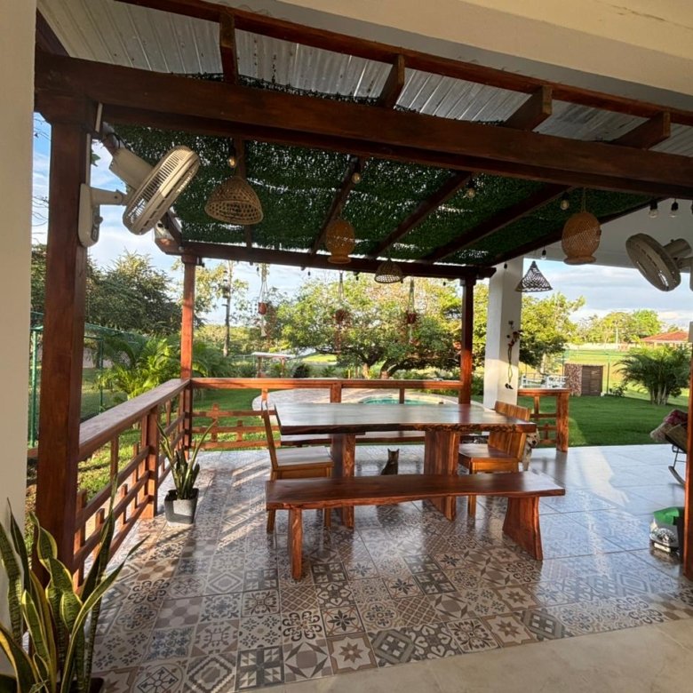 Casa de Campo con Piscina y Jacuzzi: Amplio terreno con BBQ