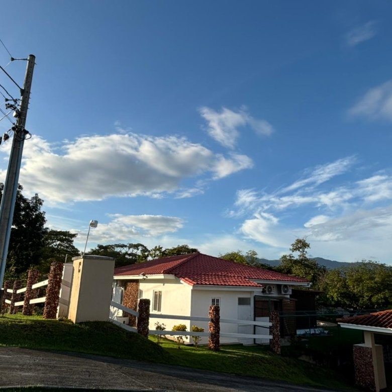 Casa de Campo con Piscina y Jacuzzi: Amplio terreno con BBQ