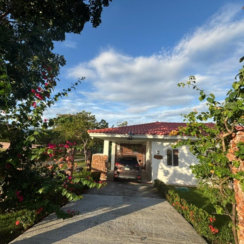 Casa de Campo con Piscina y Jacuzzi: Amplio terreno con BBQ
