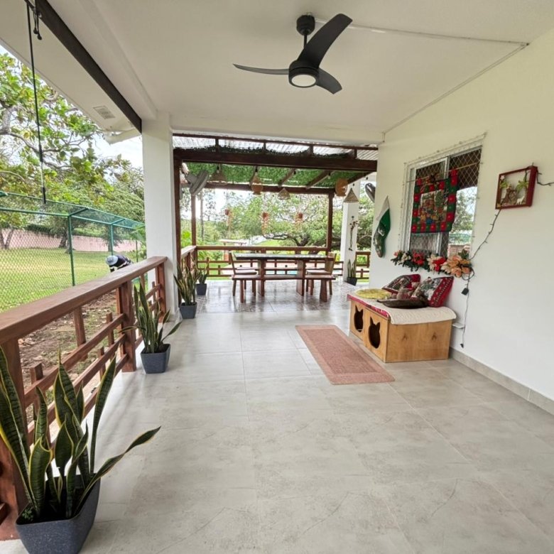 Casa de Campo con Piscina y Jacuzzi: Amplio terreno con BBQ