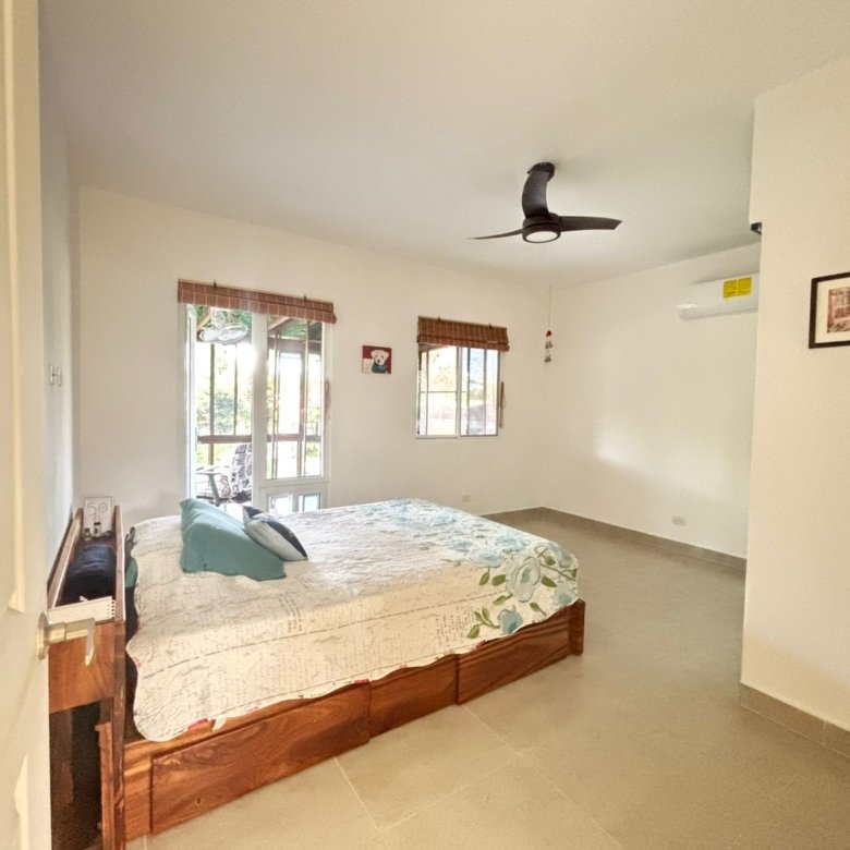 Casa de Campo con Piscina y Jacuzzi: Amplio terreno con BBQ