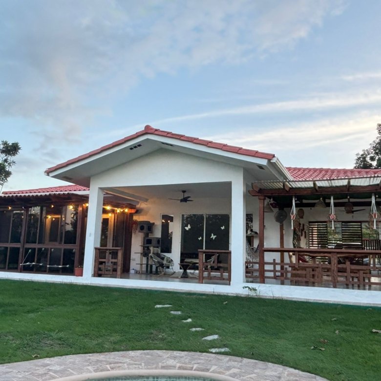 Casa de Campo con Piscina y Jacuzzi: Amplio terreno con BBQ