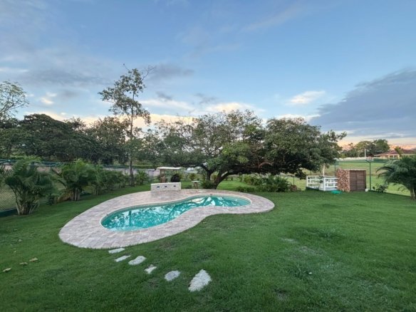 Casa de Campo con Piscina y Jacuzzi: Amplio terreno con BBQ