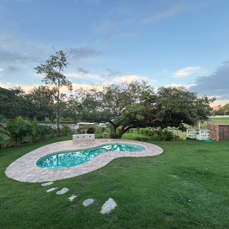 Casa de Campo con Piscina y Jacuzzi: Amplio terreno con BBQ