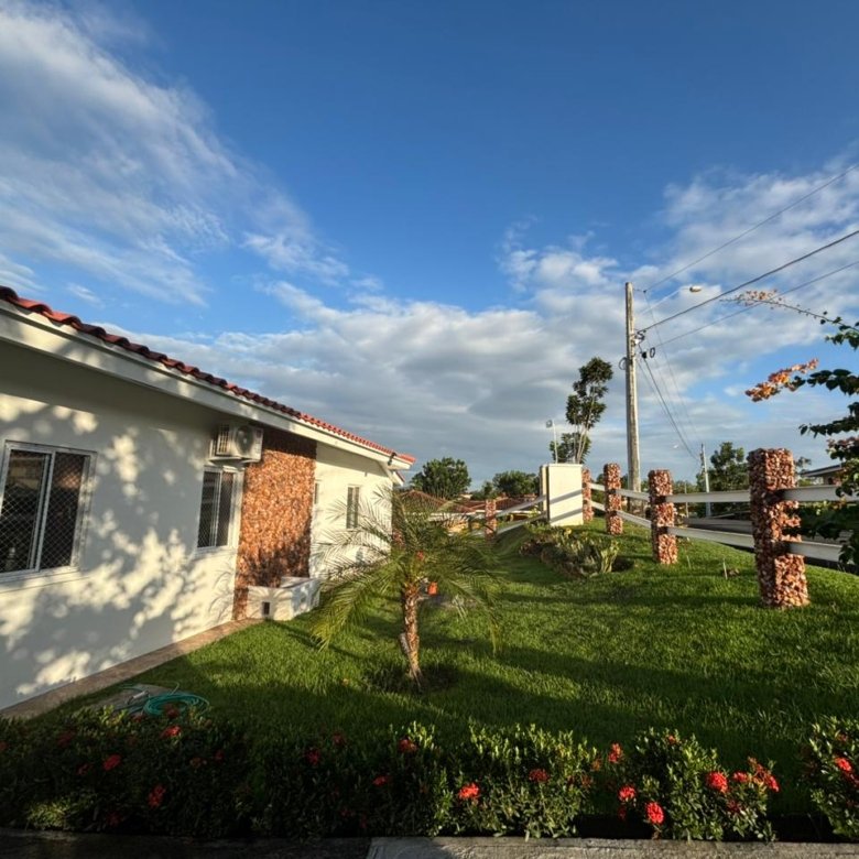Casa de Campo con Piscina y Jacuzzi: Amplio terreno con BBQ