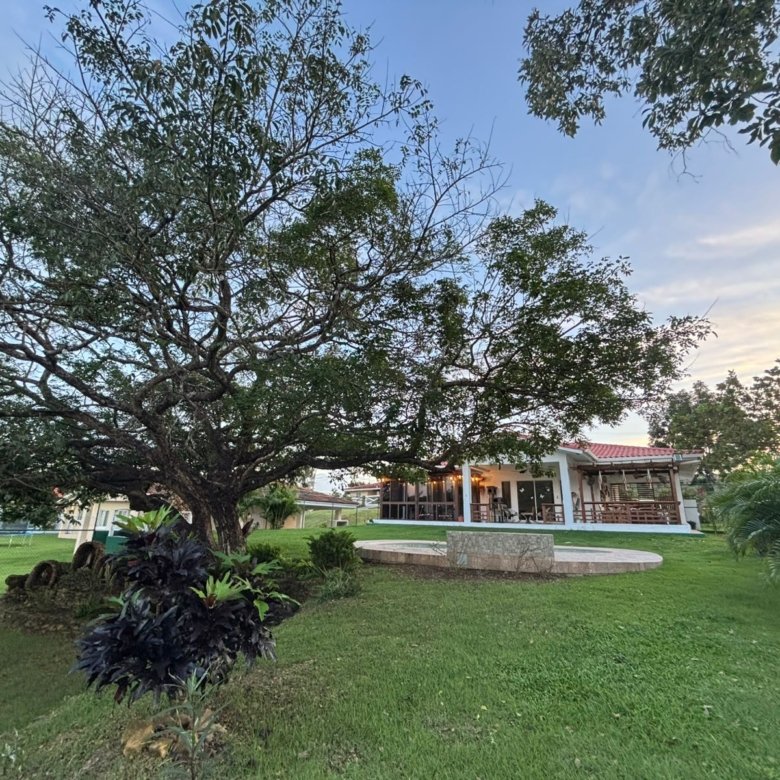 Casa de Campo con Piscina y Jacuzzi: Amplio terreno con BBQ