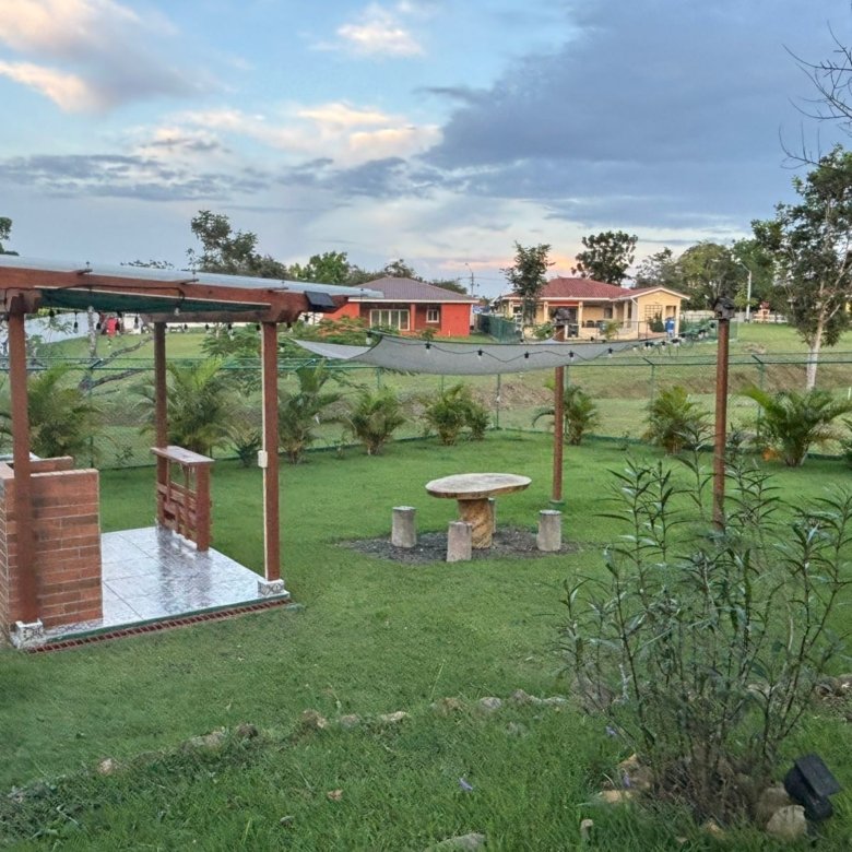 Casa de Campo con Piscina y Jacuzzi: Amplio terreno con BBQ