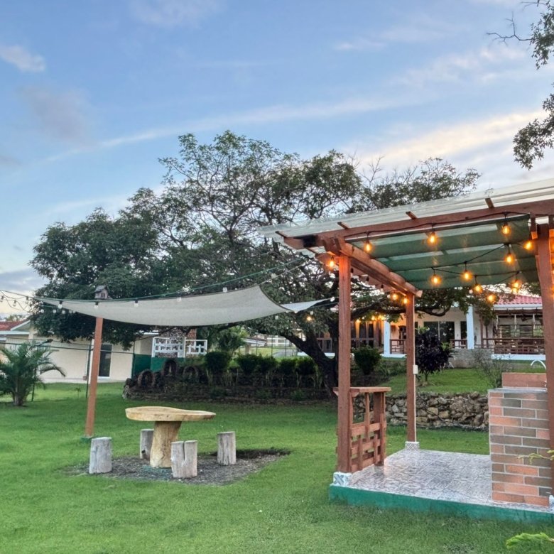 Casa de Campo con Piscina y Jacuzzi: Amplio terreno con BBQ