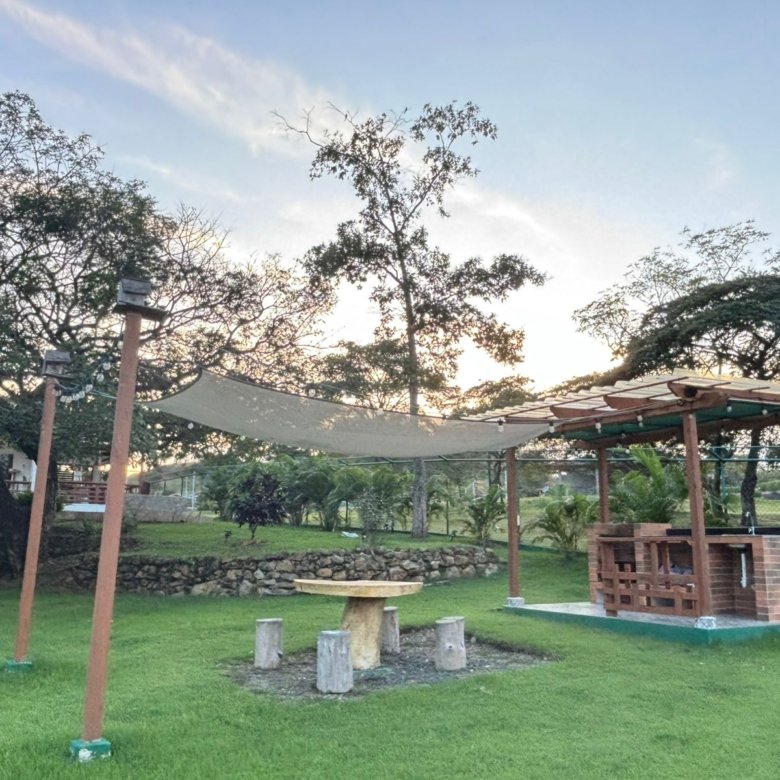 Casa de Campo con Piscina y Jacuzzi: Amplio terreno con BBQ