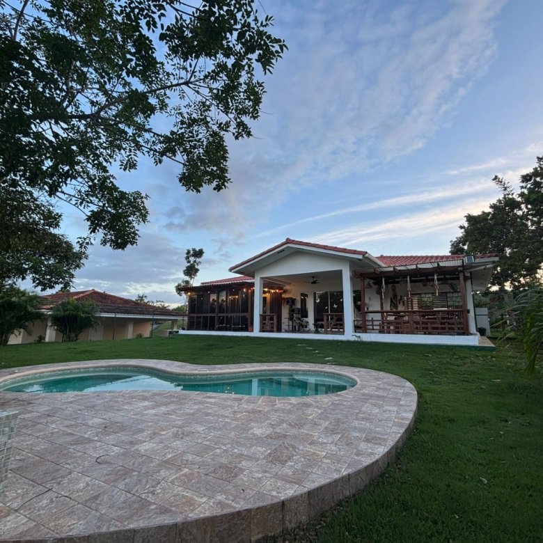 Casa de Campo con Piscina y Jacuzzi: Amplio terreno con BBQ