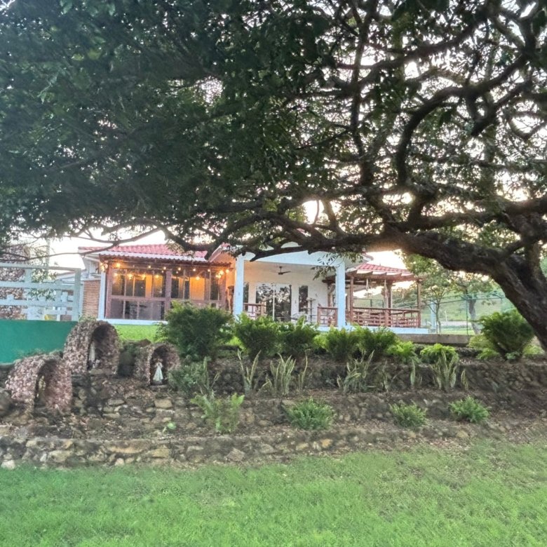 Casa de Campo con Piscina y Jacuzzi: Amplio terreno con BBQ