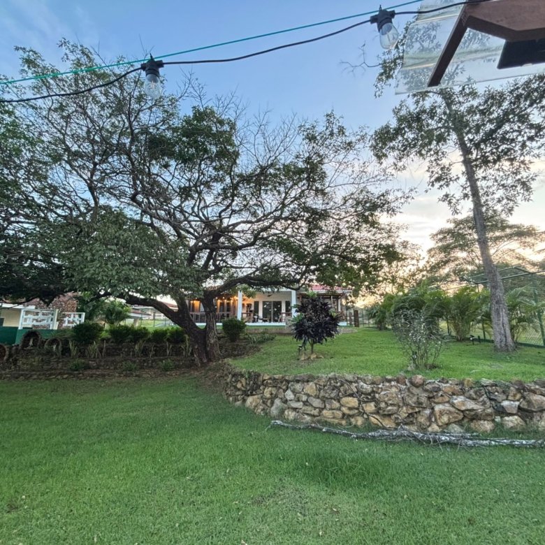 Casa de Campo con Piscina y Jacuzzi: Amplio terreno con BBQ