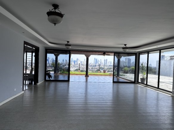 Amplia Casa con Piscina, de 4 recámaras en Sector de Excelente Altura y Nivel: Betania – Altos del Dorado