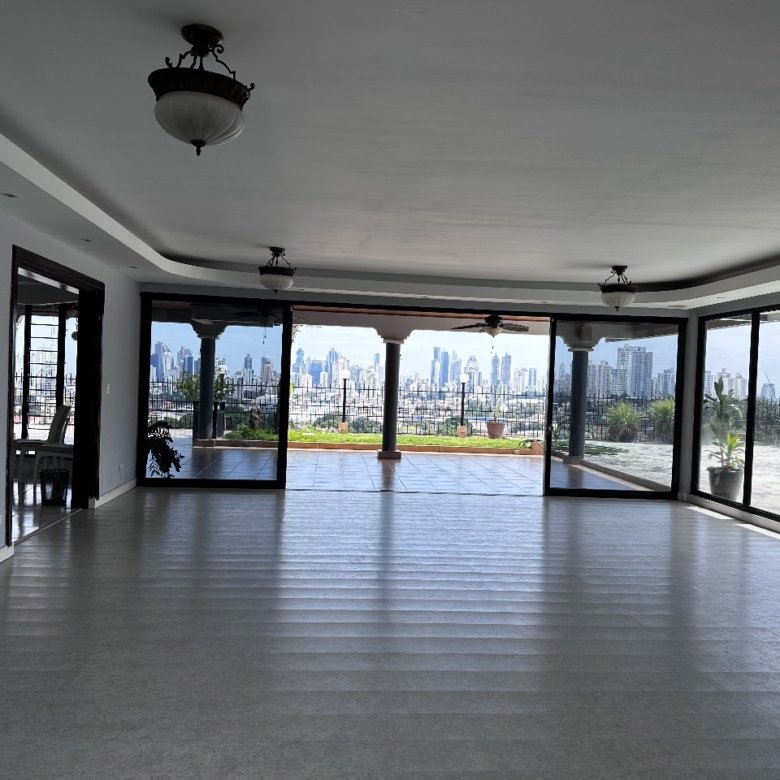 Amplia Casa con Piscina, de 4 recámaras en Sector de Excelente Altura y Nivel: Betania – Altos del Dorado