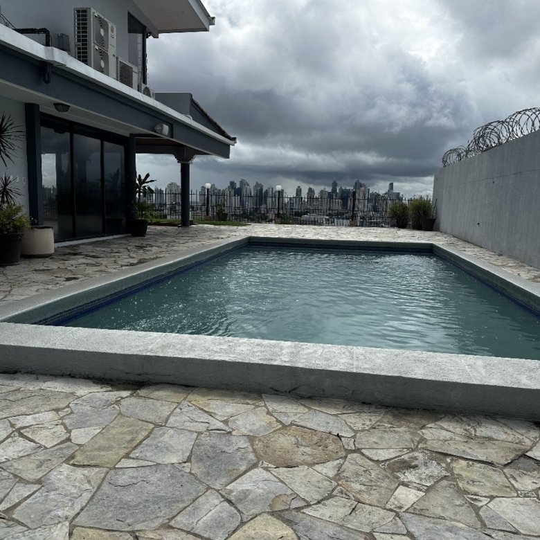 Amplia Casa con Piscina, de 4 recámaras en Sector de Excelente Altura y Nivel: Betania – Altos del Dorado
