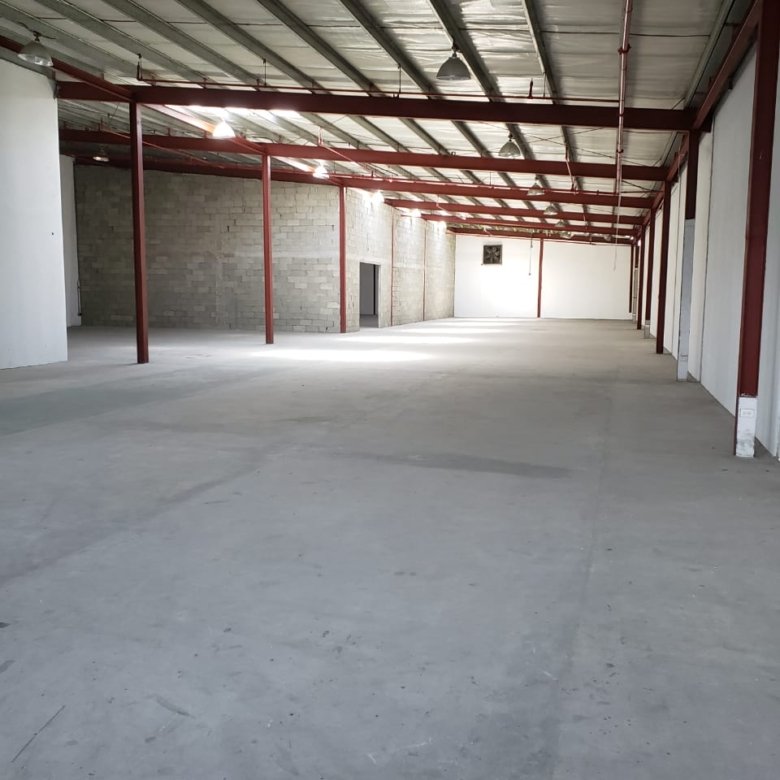 Bodega en Costa del Este: 1800m2, con Rampa / Andén de Carga, 7mts altura